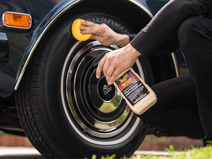 Meguiar's M40 Mirror Glaze Vinyl and Rubber Cleaner and Conditioner M4016, Screens Out UV Rays and Leaves Behind a Natural Sheen, Comes in a Convenient Spray Bottle, 16 Oz