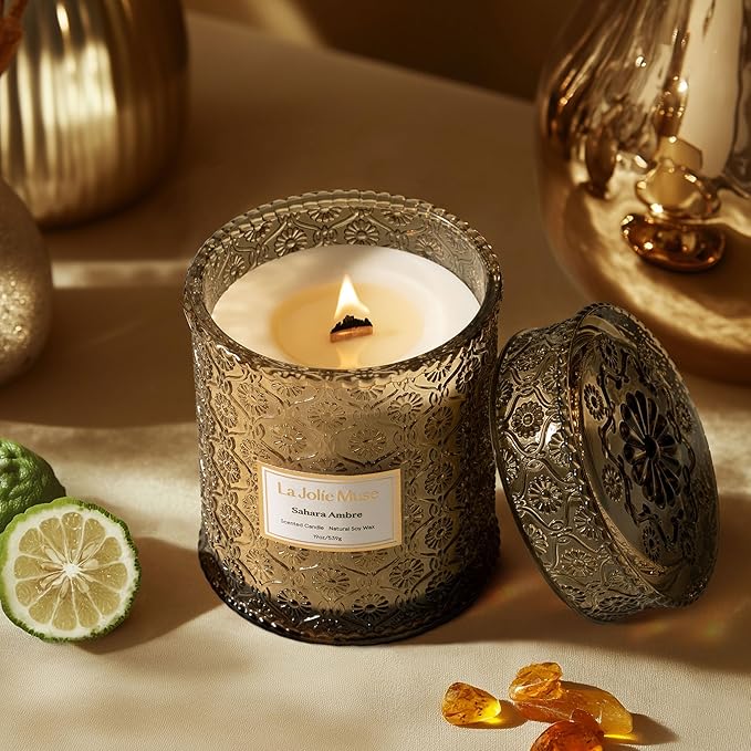 LA JOLIE MUSE | Sahara Amber Candle | Bergamot, Clove & Amber | 19 oz Wooden Wick | Natural Soy Wax | 90 Hours Clean Burn | Gift-Ready for Cozy Nights | Elevated Fall Décor